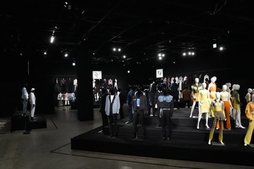 JO1・INI・ME:Iら200点以上衣装展示「LAPOSTA GALLERY 2025」開始 画像