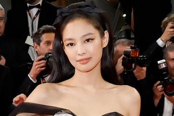 BLACKPINKジェニー、胸元ざっくりドレスで美ボディ際立つ「輝いてる」「まるでプリンセス」の声 画像