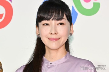 麻生久美子「おむすび」ド派手ギャルに変身 “ノリノリ”オフショットに「可愛すぎて惚れる」「現役でもいけそう」 と反響 画像