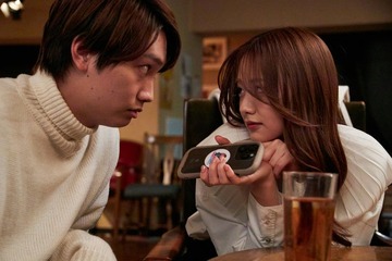 【僕のあざとい元カノ 第2話】拓未、バーで謎の美女・カスミと運命の出会い 画像