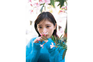 乃木坂46与田祐希、自然体な表情で魅了「週刊FLASH」表紙登場 画像