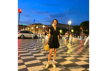 パリ在住・中村江里子アナ、夫との“身長差キス”公開「素敵すぎる」「愛が伝わる」の声 画像