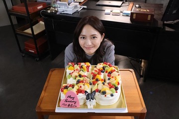 川口春奈、誕生日サプライズに笑顔 ドラマ「アンサンブル」チームが祝福 画像