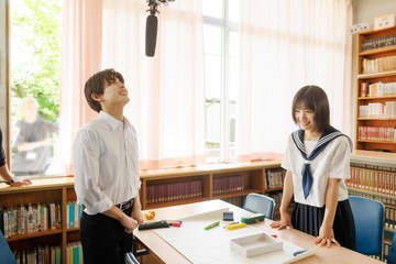 なにわ男子・長尾謙杜、子役とハグ 當真あみら「おいしくて泣くとき」特別メイキング映像公開 画像