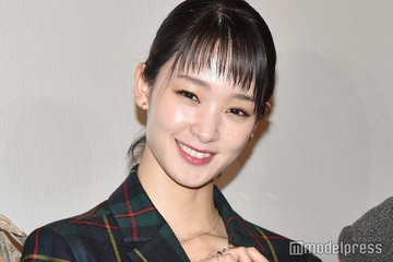 剛力彩芽、ショート丈トップスで美ウエスト披露「引き締まってる」「スタイル抜群」と絶賛の声 画像