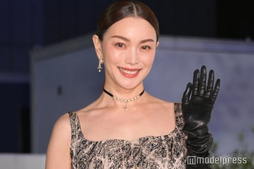 蛯原友里、ミニスカ×ロングブーツで太ももチラリ「美しい」「いつまでも憧れ」と反響 画像
