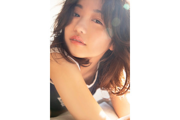 大原優乃、デビュー15周年写真集「√25」重版決定 新たなアザーカット解禁 画像