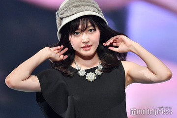 久住小春、ミニ丈から色白美脚輝く オフショット公開に反響「さすがのスタイル」「ビジュ爆発」 画像