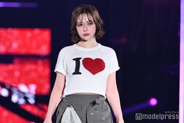 村重杏奈、極ミニ丈で圧巻美脚際立つ ウエストもチラ見せ【TGC2025S/S】 画像
