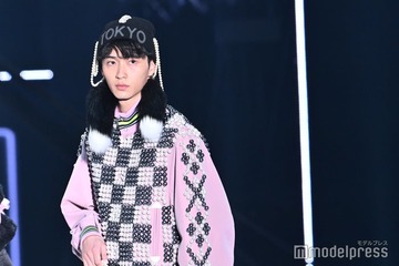野村康太、抜群スタイル映えるハーフパンツ×リボンソックス姿【TGC2025S/S】 画像