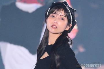 ゆん、胸元開きSEXYトップスで色気放出 ほっそり美脚も披露【関コレ2025S/S】 画像
