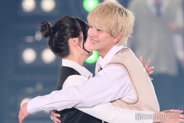 「今日好き」“けんみあ”藤田みあ＆中村健太朗カップル、ランウェイ上で大胆頬キス【関コレ2025S/S】 画像