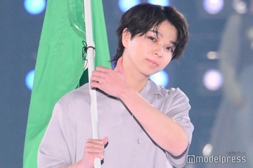 M!LK塩崎太智、グレーセットアップのシンプルスタイル ポーズで新曲アピール【関コレ2025S/S】 画像