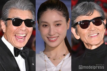 土屋太鳳「あぶ刑事」舘ひろし＆柴田恭兵と「日アカ」で3ショット お揃いアイテムに注目集まる「カッコいい」 画像