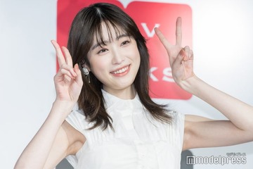 高橋ひかる、最新カレンダー撮影で“意識”した女性芸人とは ミニ丈からスラリ美脚披露 画像