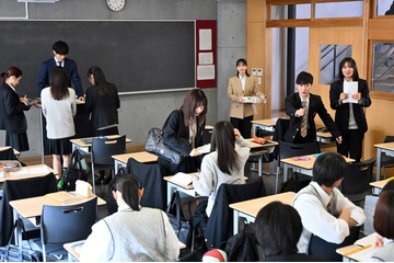 「御上先生」初期台本で元恋人関係だった生徒とは「制服の着こなしにも隠されてたんだ」「アツい」と反響 画像