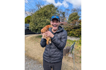 照英、長男の顔出しショット公開 高校卒業報告に「パパ似のイケメン」「そっくり」と反響 画像