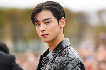 ASTROチャウヌ、誕生日迎え幼少期の秘蔵ショット披露「生まれた頃から綺麗なお顔立ち」「隣は弟くんかな？」の声 画像