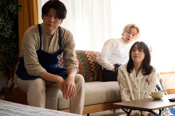 【彼女がそれも愛と呼ぶなら 第1話】伊麻（栗山千明）、氷雨（伊藤健太郎）らと“複数恋愛”の関係性に 常識超えるラブストーリー開幕 画像