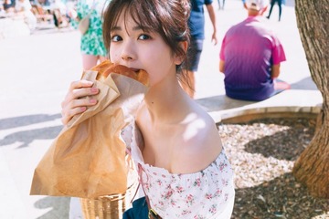 乃木坂46筒井あやめ、顔より大きなパン頬張る“もぐめん”ショット 1st写真集先行カット公開 画像