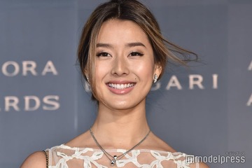 すみれ、“超ミニボトムス”で美脚際立つ F1観戦コーデに「スタイル抜群」「美しすぎるママ」の声 画像