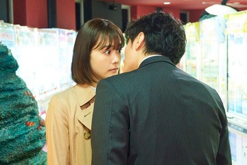 【子宮恋愛 第1話】まき（松井愛莉）、同僚から不意打ちキス 切ない大人のラブストーリー開幕 画像