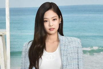 BLACKPINKジェニー、美ボディ大胆披露に反響「スタイル良すぎる」「ウエストも綺麗」 画像