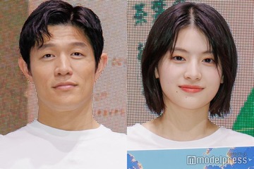 鈴木亮平＆出口夏希、爽やか白Tで登場 “鈴木持ち”伝授「真似して良いですよ」 画像