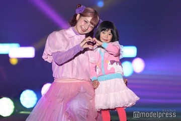 子役・倉田瑛茉がランウェイデビュー “推し”しなこと手繋ぎ登場「楽しかった！」【TGC熊本2025】 画像