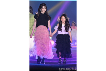 ≠ME谷崎早耶、キッズモデルとキュートにハグ 手繋ぎランウェイで魅了【TGC熊本2025】 画像