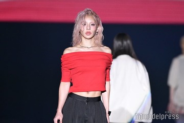 とうあ、ピンク髪にイメチェン ミニ丈からへそピアス輝く【TGC熊本2025】 画像