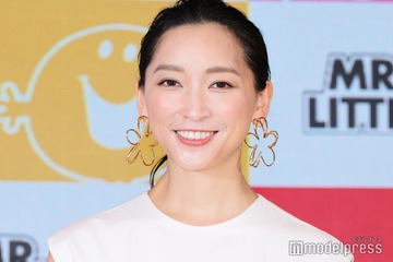 杏、誕生日迎えバースデーケーキショット公開 意外な人物の“アクスタ”登場「2度見した」「笑っちゃいました」と反響 画像