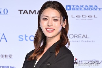 井手上漠、ショーパンから美脚スラリ 韓国満喫ショットに「ビジュ爆発」「いつもと雰囲気違う」と絶賛の声 画像