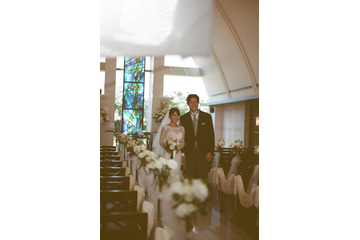 鈴木亮平＆有村架純、挙式衣装で肩寄せ合う 鈴鹿央士撮影の現場写真解禁【花まんま】 画像