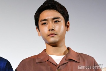 泉澤祐希、2歳娘とリンクコーデ 手繋ぎショット公開に反響「親子時間素敵」「後ろ姿に癒される」 画像