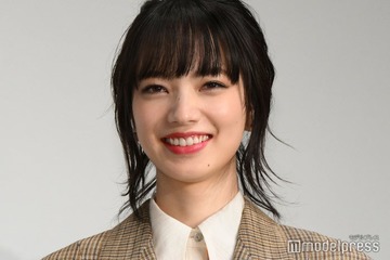 小松菜奈、ミニ丈から美ウエスト＆美脚ちらり「かっこよすぎる」「魅力爆発」と反響 画像