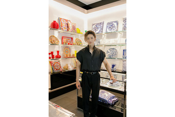 Snow Man岩本照、腕出しシャツ姿で魅了「メンバーとお酒片手に大人の食事などもいいかな」 画像