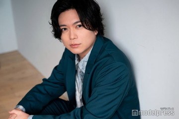 NEWS加藤シゲアキ、2度目の監督作でAぇ! group正門良規を起用「愛される素晴らしい役者になっていく」3年半経ての成長・魅力語る【「SUNA」インタビュー後編】 画像