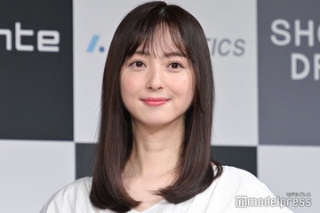 佐々木希、ソフトボールのユニフォーム姿でスラリ美脚披露「スタイル抜群」「全身美しい」の声 画像