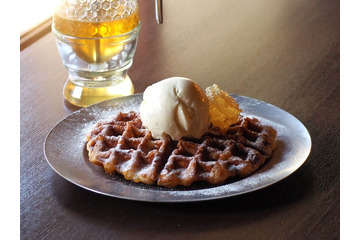 京都・嵐山にワッフル専門店「囲と囲曲（カコとイマ）」特製“ムッフル”で新たな美味しさ提案 画像