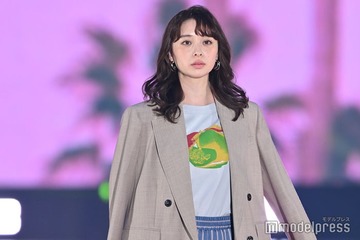 田鍋梨々花、ハイウエストショーパンからほっそり美脚際立つ【GirlsAward 2025SS】 画像