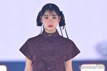 Girls2菱田未渚美、ラインストーン×囲み目メイクが新鮮【GirlsAward 2025SS】 画像