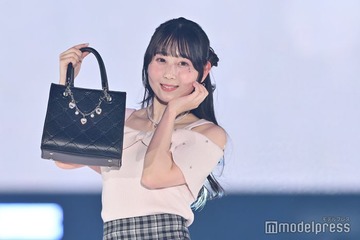 SKE48井上瑠夏、肩開きトップスで上品な雰囲気 目元にラメ輝く【GirlsAward 2025SS】 画像