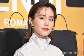 桐谷美玲、スーパーロングヘアで印象ガラリ 美脚輝くミニ丈衣装姿に「骨格が桁違い」「お人形さんみたい」の声 画像