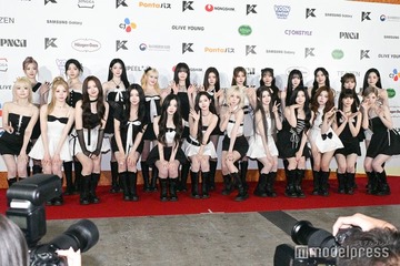 tripleS、24人で登場 モノトーンドレスアップ姿【KCON JAPAN 2025／レッドカーペット】 画像