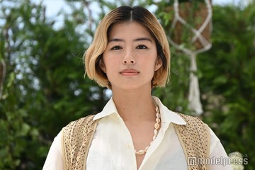 佐久間由衣、金髪合わせのワントーンコーデで美脚輝く 「砂漠で1人でキャンプ」モロッコでの経験明かす【ラルフ ローレン ザ ハンプトンズ ガーデン】 画像