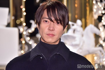 山下智久、傘をささず雨の渋谷楽しむオフショット話題「オーラ隠せてない」「遭遇したい」 画像