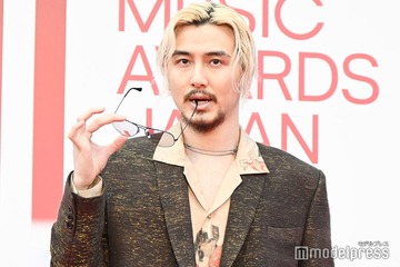 藤井 風、金髪×サングラス姿で色気放出 報道陣へのサービス精神溢れる【MUSIC AWARDS JAPAN】 画像