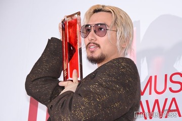 藤井 風「最優秀アルバム賞」受賞直後に取材応じる 様々なポージング披露【MUSIC AWARDS JAPAN】 画像
