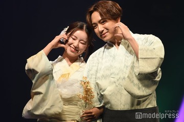 カップルYouTuberむっかなチャンネル、腕組みで密着 顔寄せ合いラブラブランウェイ【学生ランウェイ2025 SUMMER】 画像